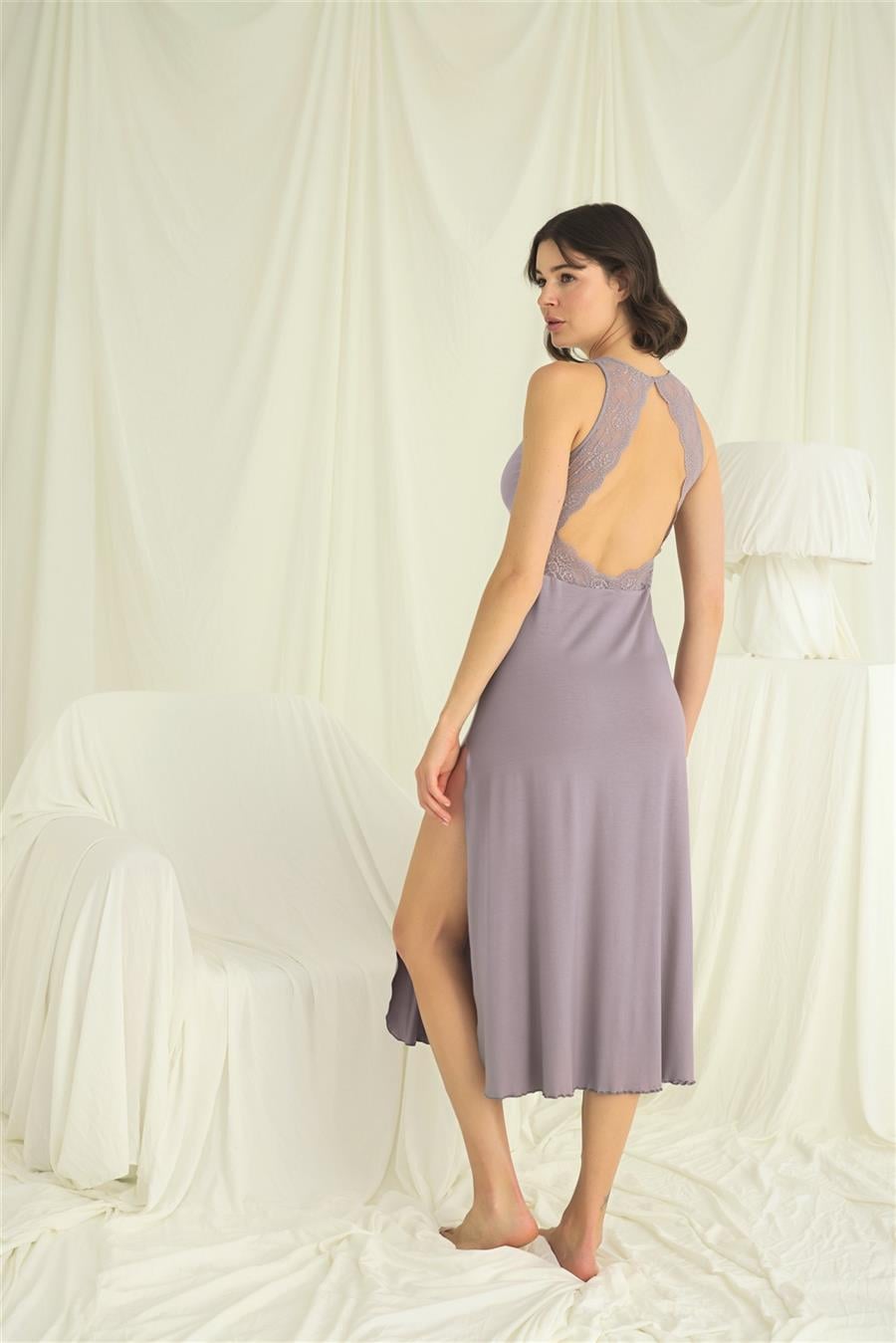 Göğüs ve Sırt Dekolteli Brode Dantelli Yırtmaçlı Gecelik