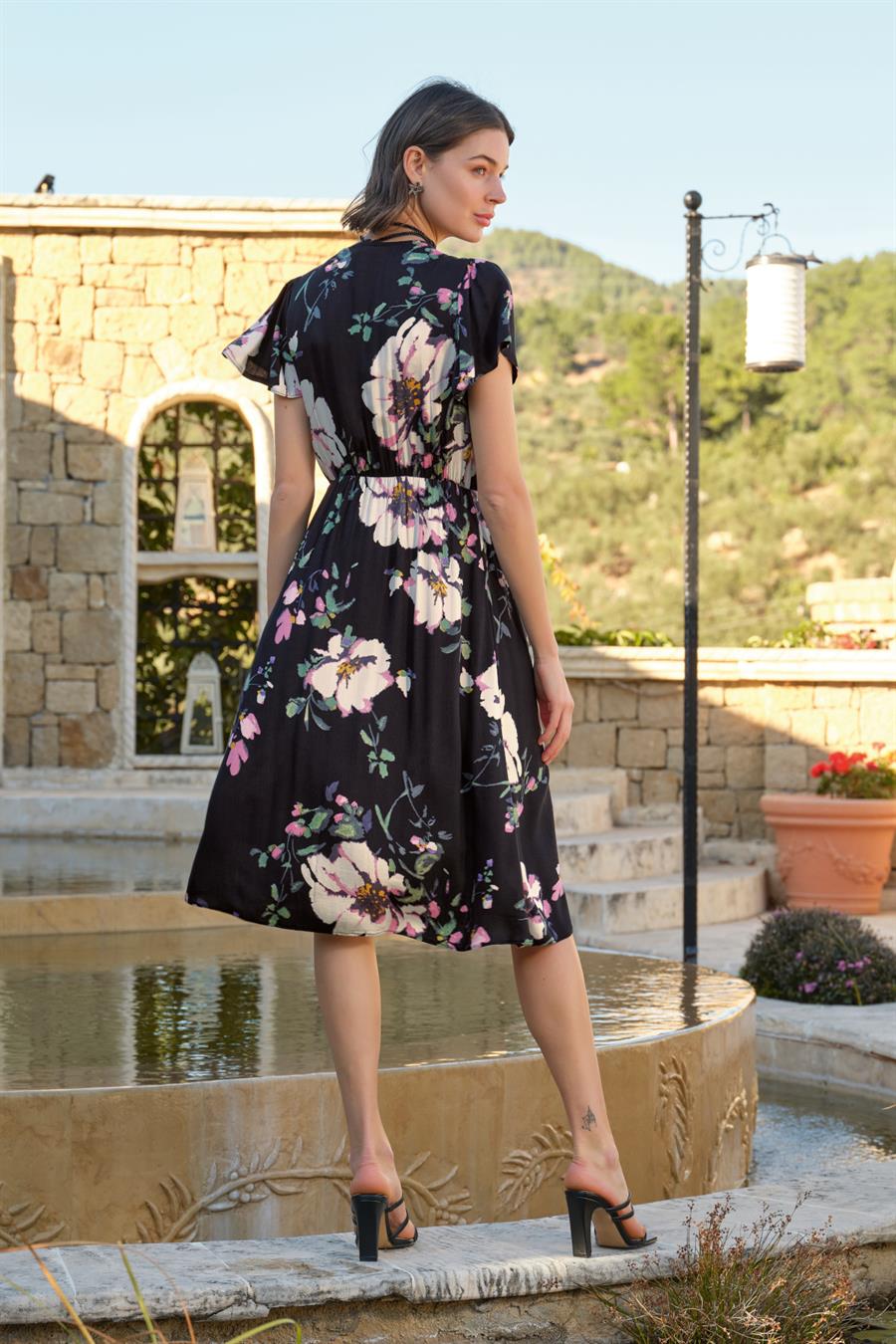 Çiçek ve Yaprak Desenli Önü Düğmeli Elbise