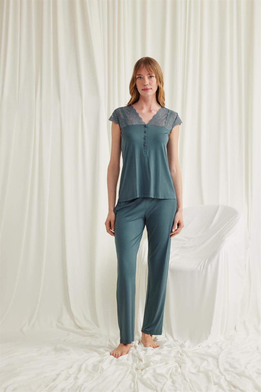 Yakası Kolu ve Omzu Dantelli Önü Düğmeli Pijama Takımı