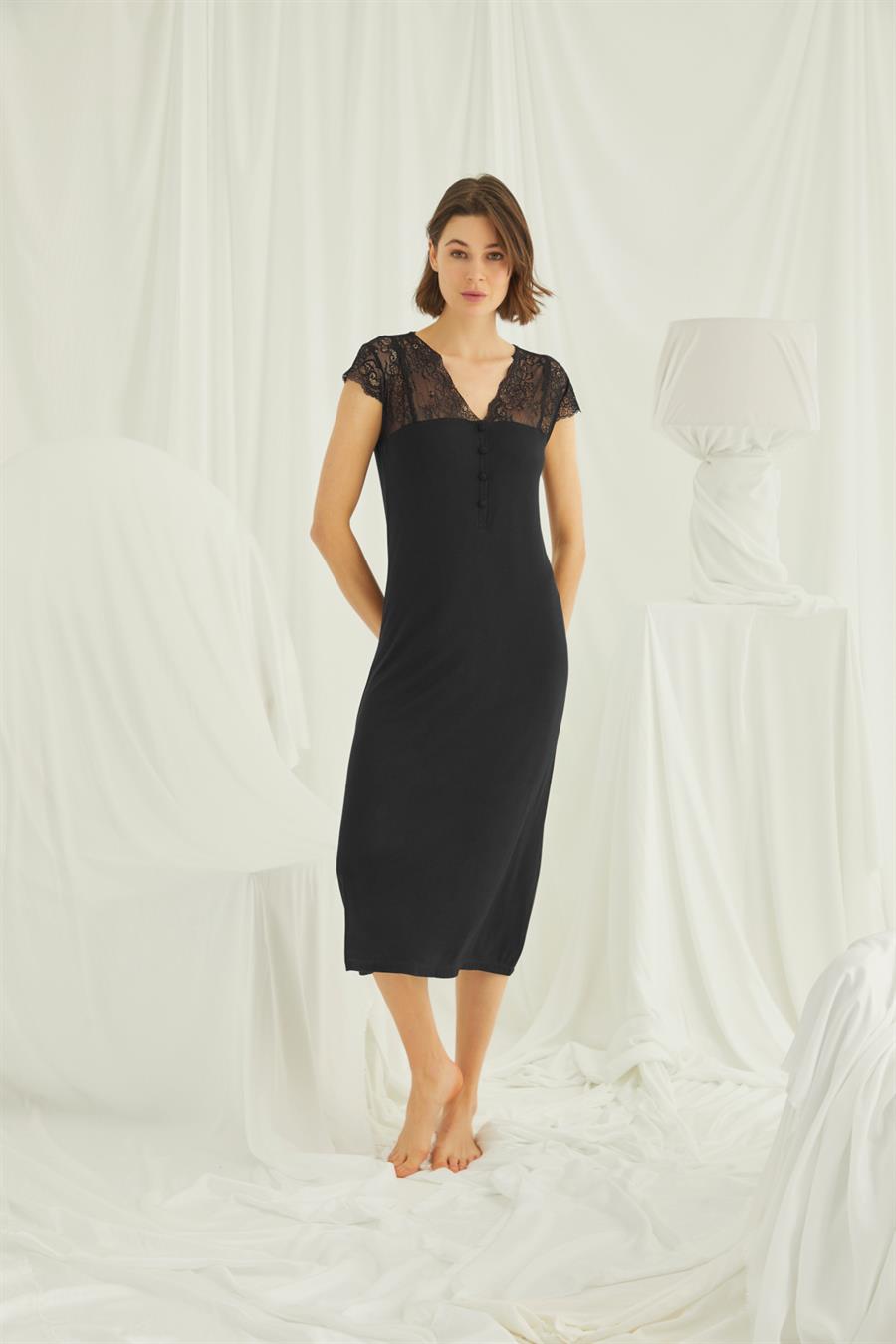 Kolu Omzu ve Yakası Dantelli Önü Düğmeli Gecelik