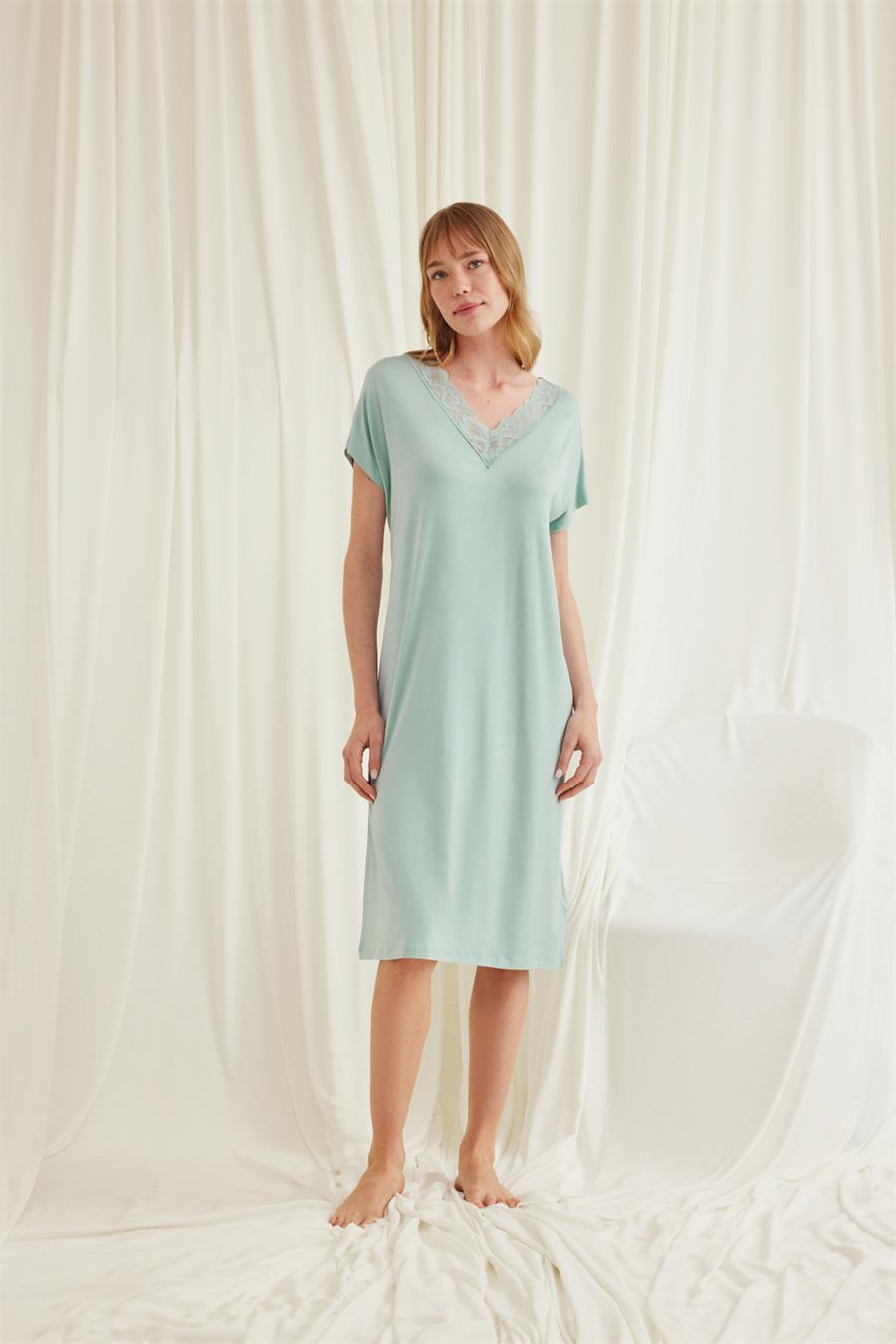 Yakası Dantelli Kısa Kollu Gecelik