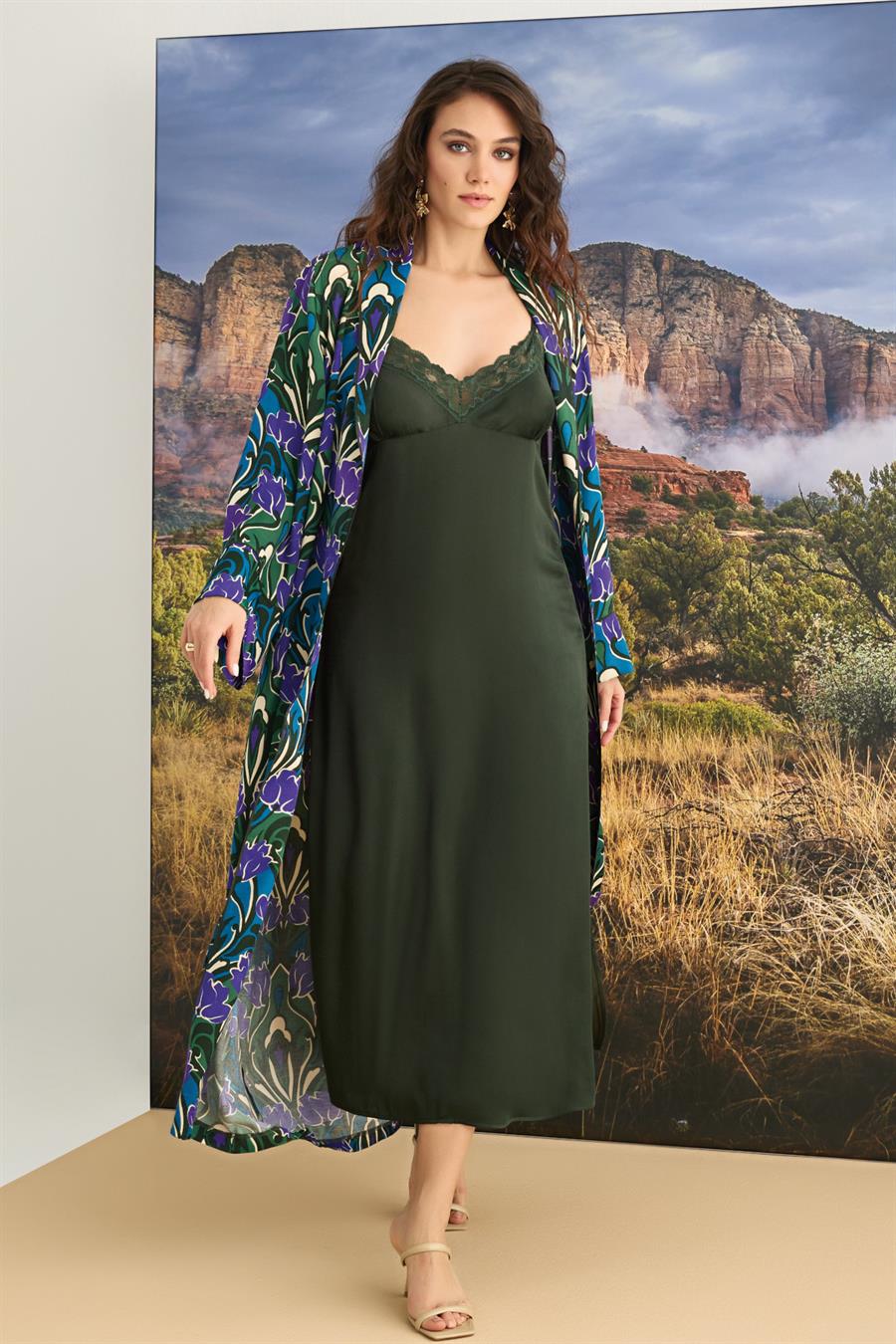 Çiçek Desenli Dantelli ve Dekolteli Saten Sabahlık Takımı