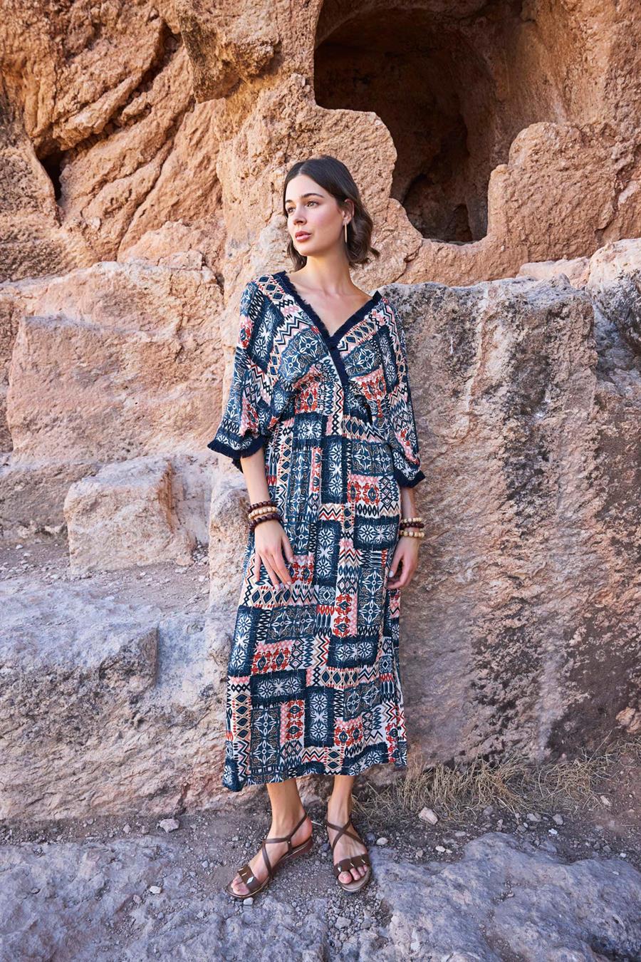 Etnik Desenli Kısa Kollu Yırtmaçlı Elbise