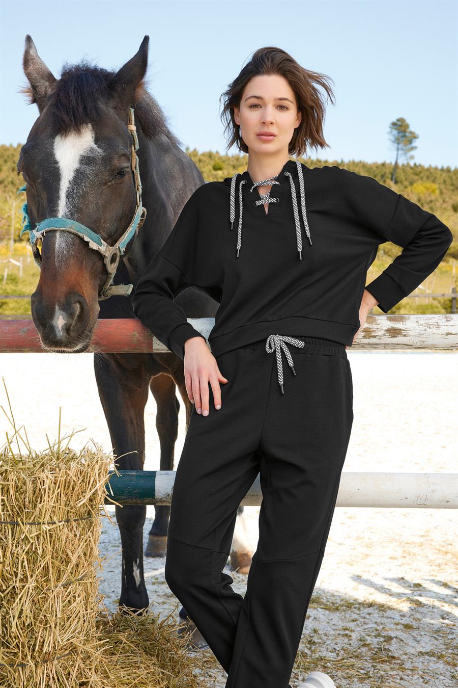 Önü ve Yakası Bağcıklı Kapüşonlu Eşofman Takımı