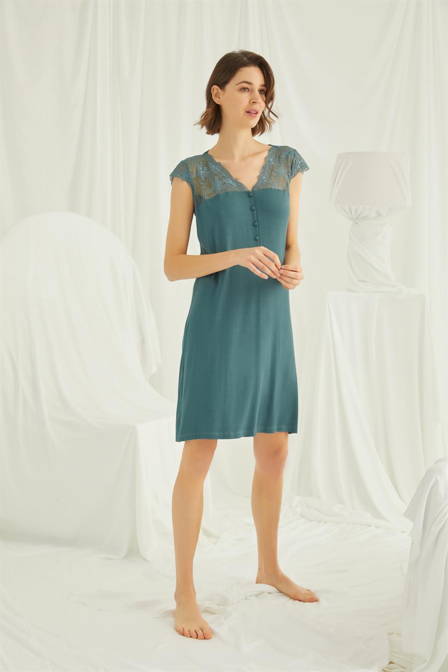 Yakası Kolu ve Omzu Brode Dantelli Önü Düğmeli Gecelik