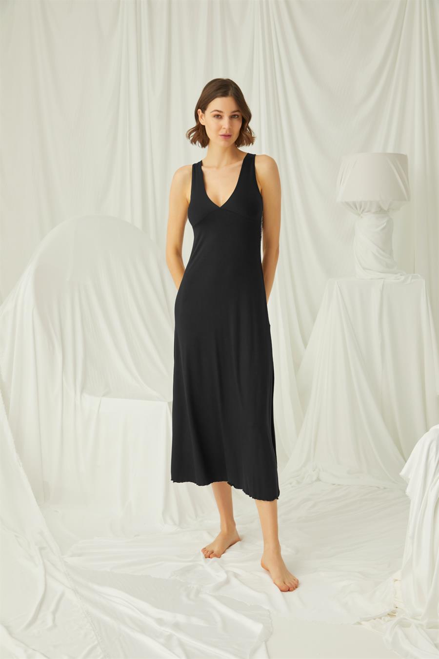 Yakası ve Sırtı Dekolteli Brode Dantelli Yırtmaçlı Gecelik