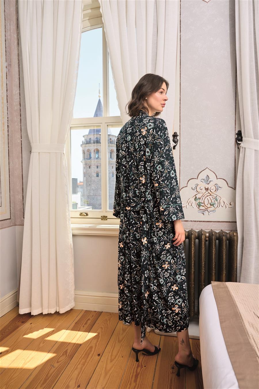 Çiçek ve Yaprak Desenli Dantelli ve Dekolteli Sabahlık Takımı