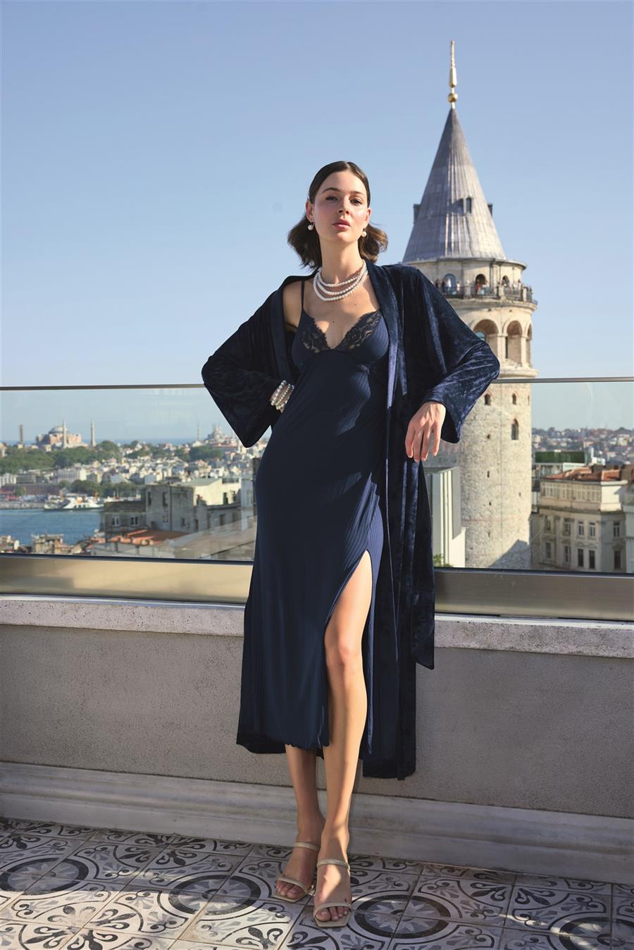 Dantelli ve Dekolteli Kadife Sabahlık Takımı