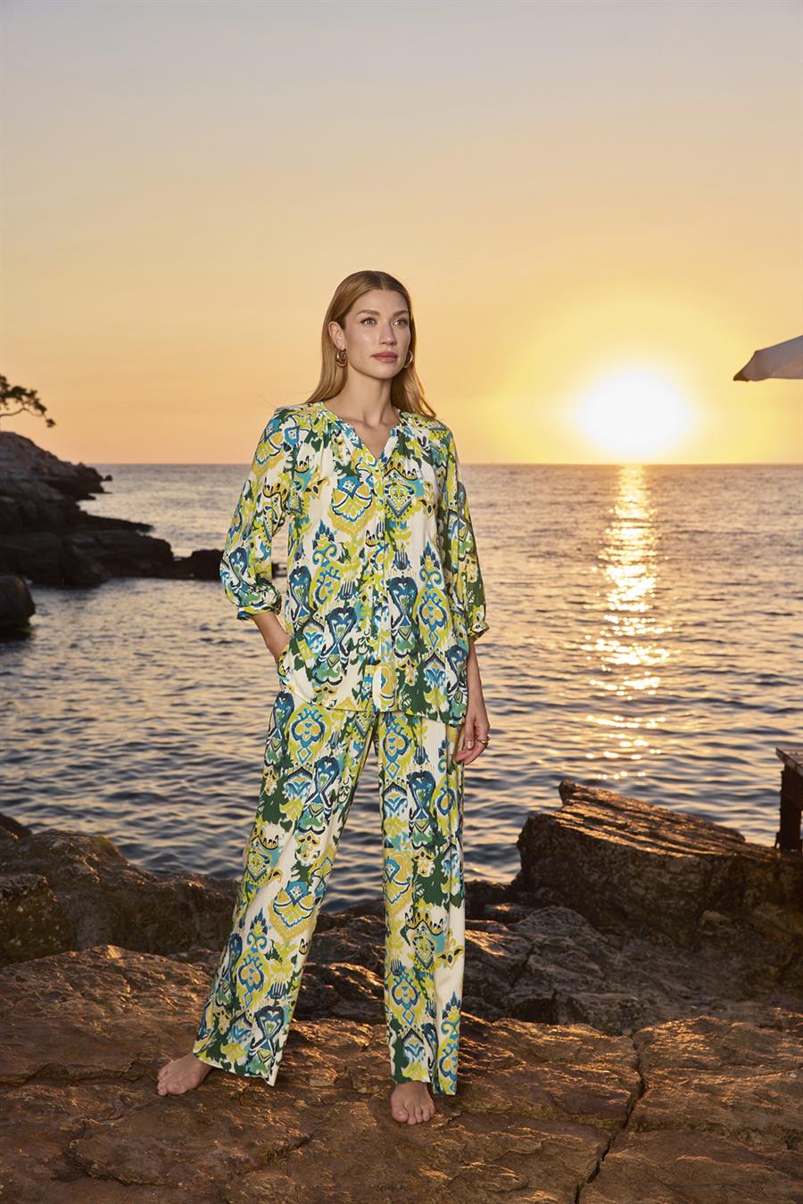 Desenli Truvakar Kollu Önü Düğmeli V Yaka Alt Üst Takım