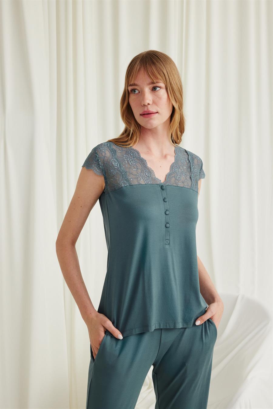 Yakası Kolu ve Omzu Dantelli Önü Düğmeli Pijama Takımı