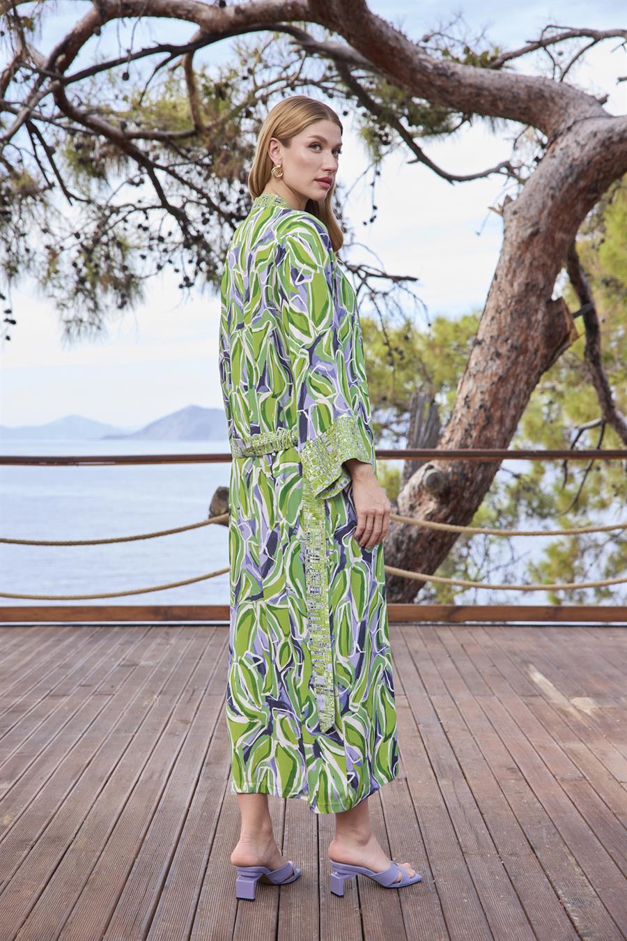 Yaprak Desenli Dantelli ve Dekolteli Saten Sabahlık Takımı