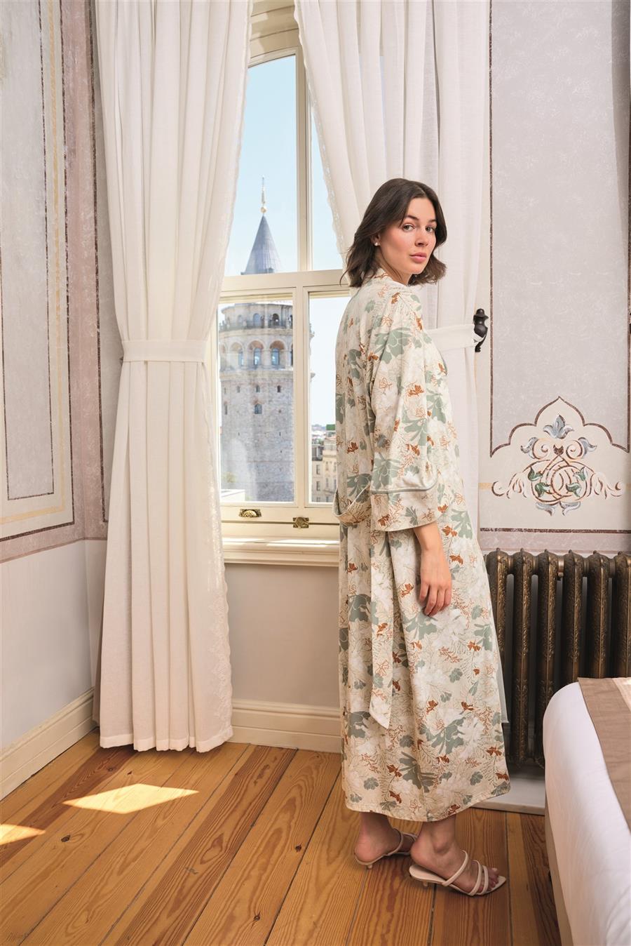 Çiçek ve Yaprak Desenli Dantelli ve Dekolteli Sabahlık Takımı