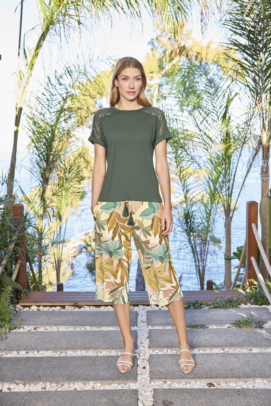 Yaprak Desenli Dantelli Kısa Kollu Büyük Beden Kapri Takımı