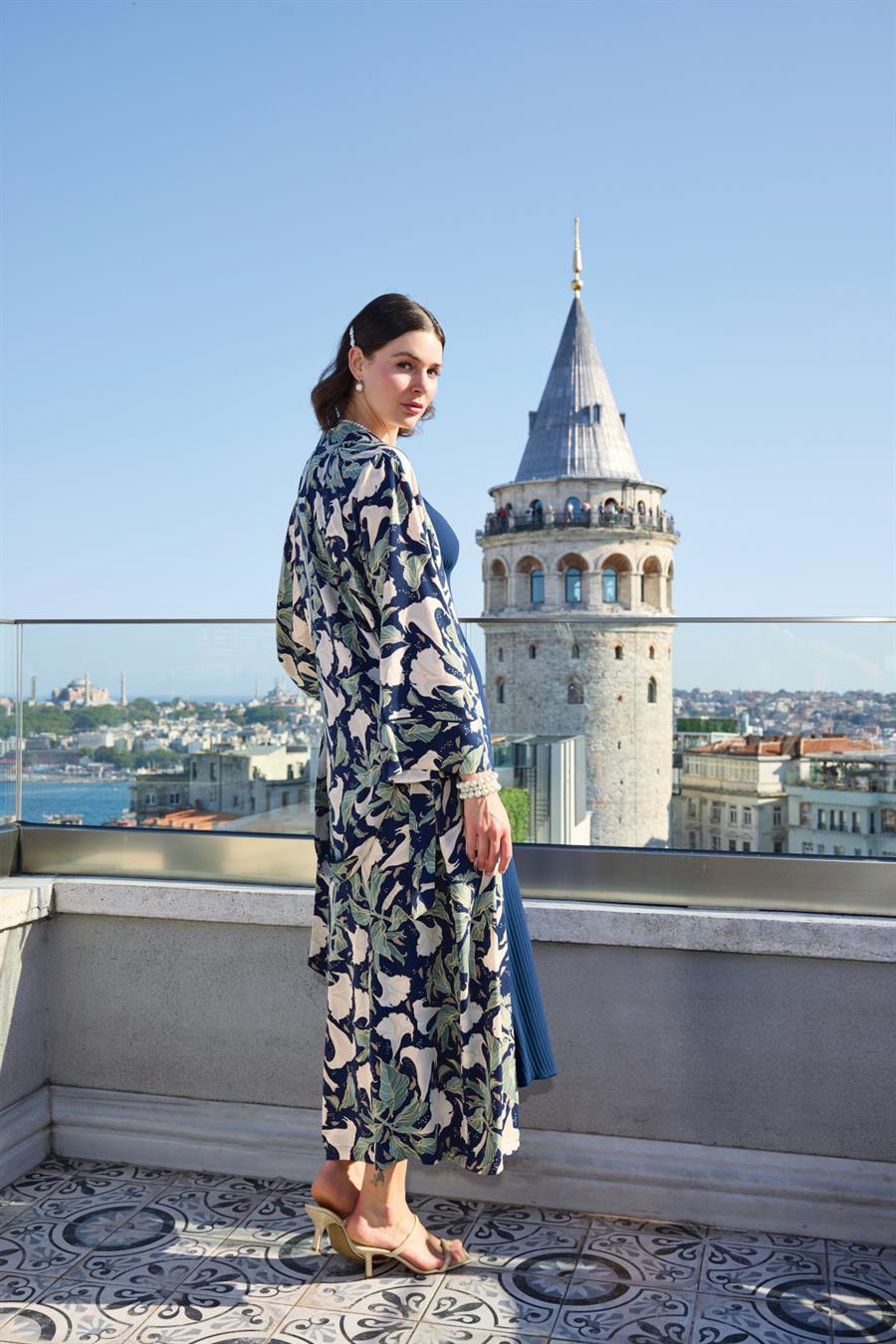 Yaprak Desenli Dantelli ve Dekolteli Sabahlık Takımı