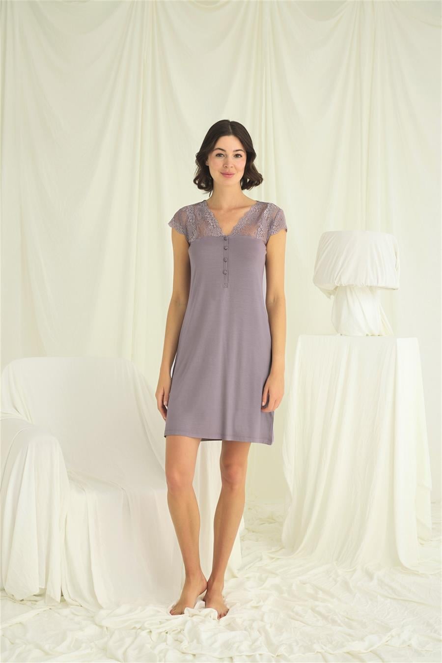 Kolu Omzu ve Yakası Dantelli Önü Düğmeli Gecelik