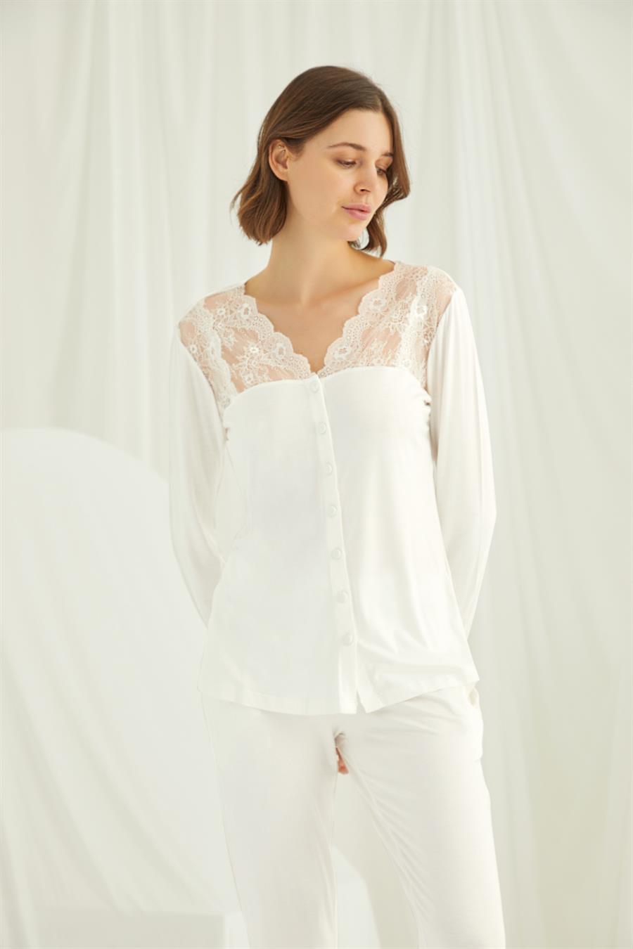 Yakası ve Omzu Dantelli Önü Boydan Düğmeli Pijama Takımı