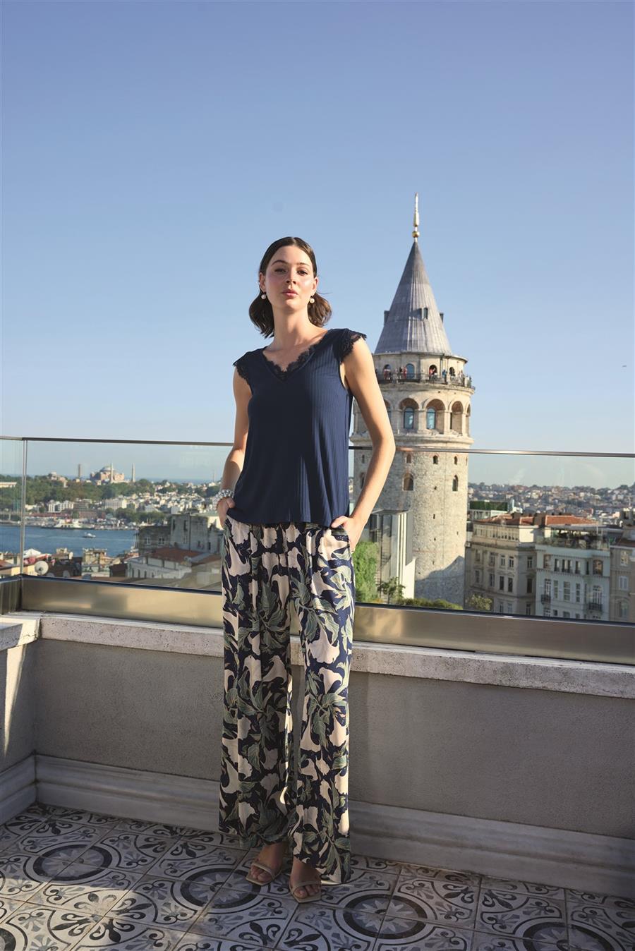 Yaprak Desenli ve Dantelli 3lü Pijama Takımı