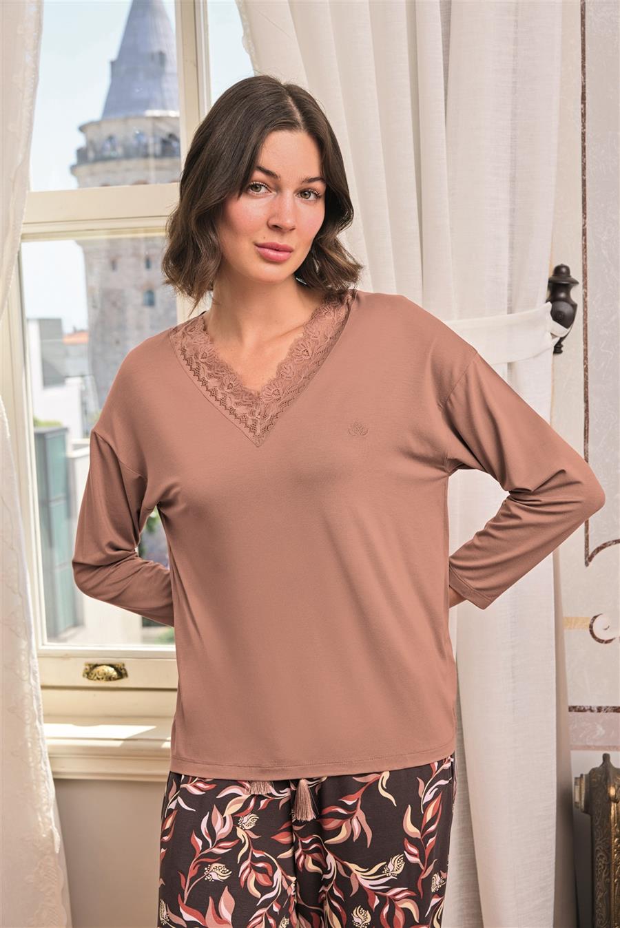 Yaprak Desenli Dantelli V Yaka Pijama Takımı