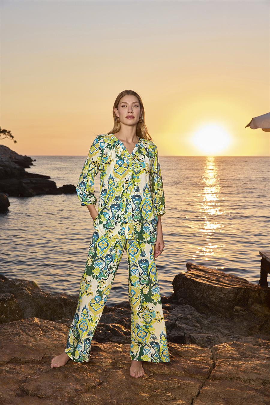 Desenli Truvakar Kollu Önü Düğmeli V Yaka Alt Üst Takım