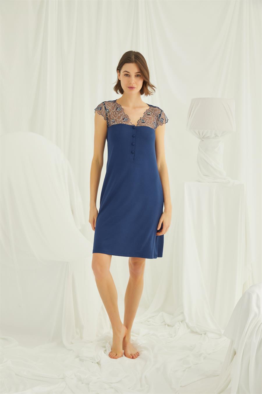 Yakası Kolu ve Omzu Brode Dantelli Önü Düğmeli Gecelik