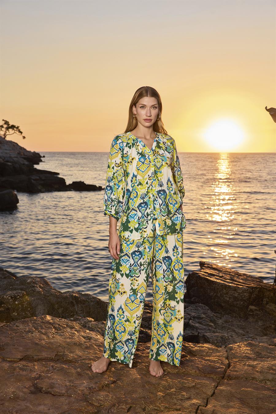 Desenli Truvakar Kollu Önü Düğmeli V Yaka Alt Üst Takım