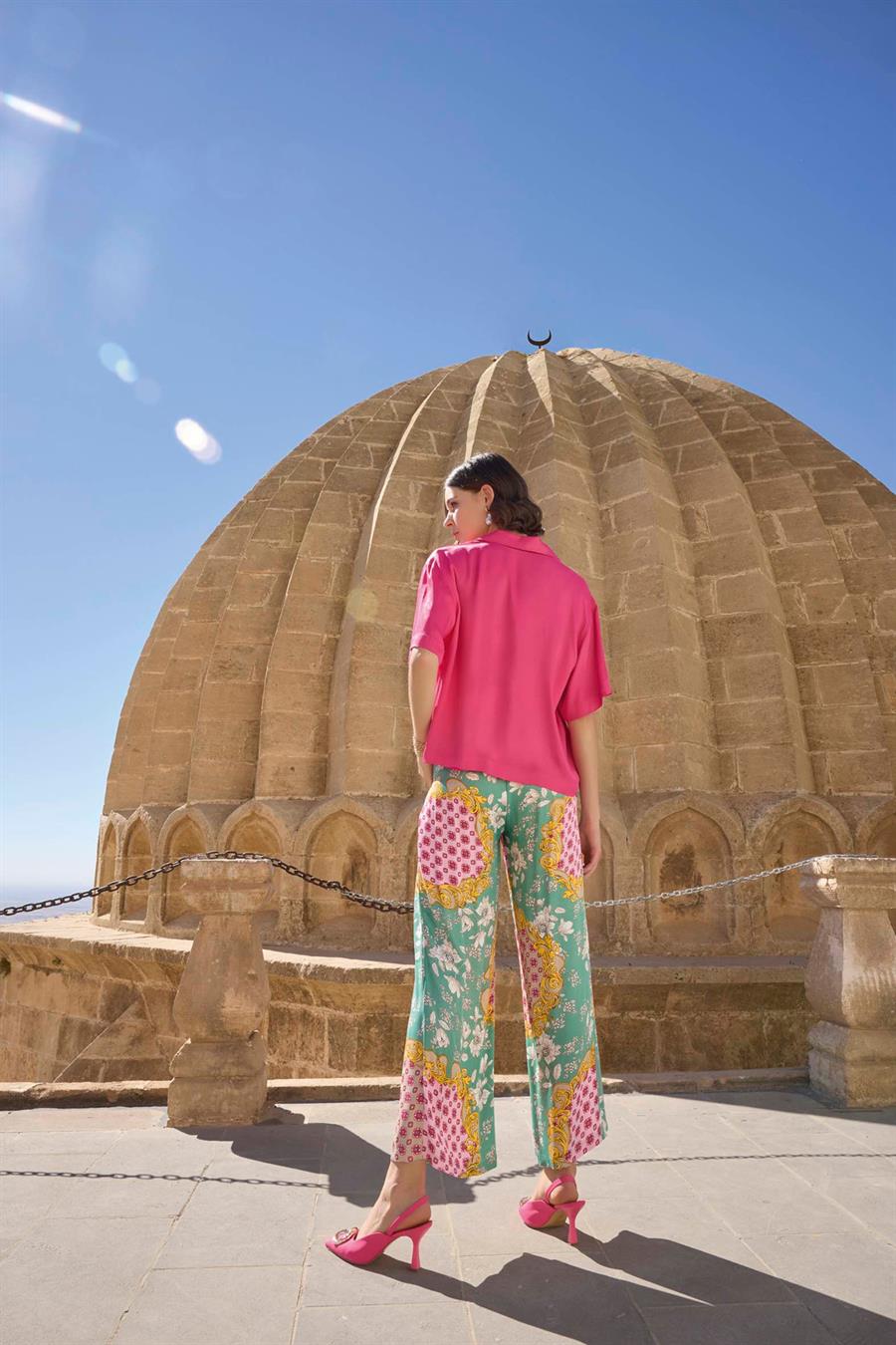 Çiçek Yaprak ve Etnik Desenli Önü Düğmeli Saten Alt Üst Takım