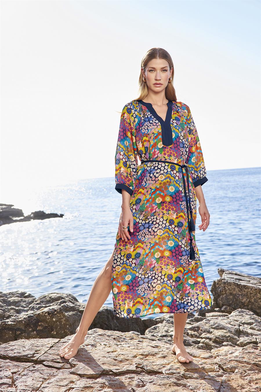 Çiçek Desenli Yırtmaçlı Truvakar Kollu V Yaka Elbise