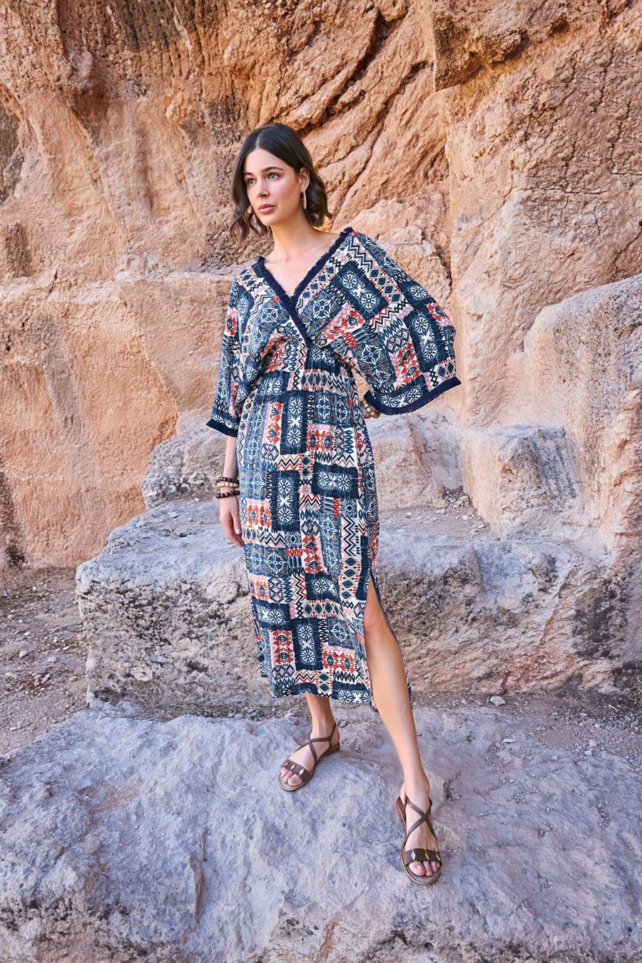 Etnik Desenli Kısa Kollu Yırtmaçlı Elbise