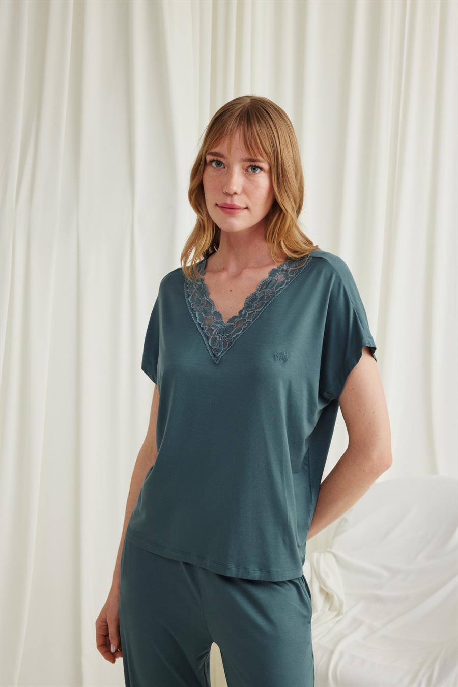 Kısa Kollu V Yakalı Dantelli Pijama Takımı