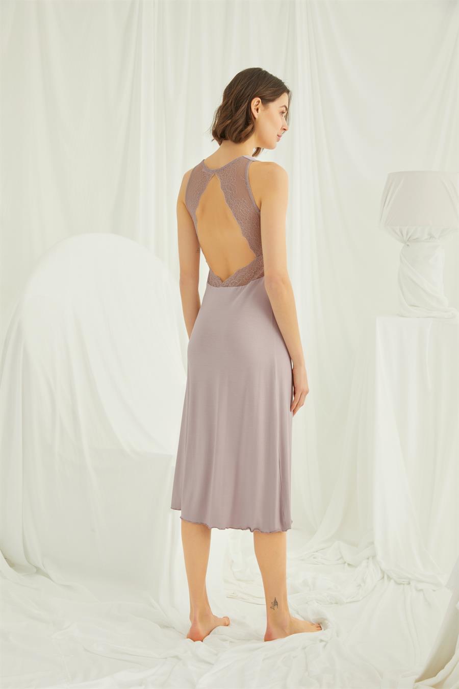 Göğsü ve Sırtı Dekolteli Dantelli Yırtmaçlı Gecelik