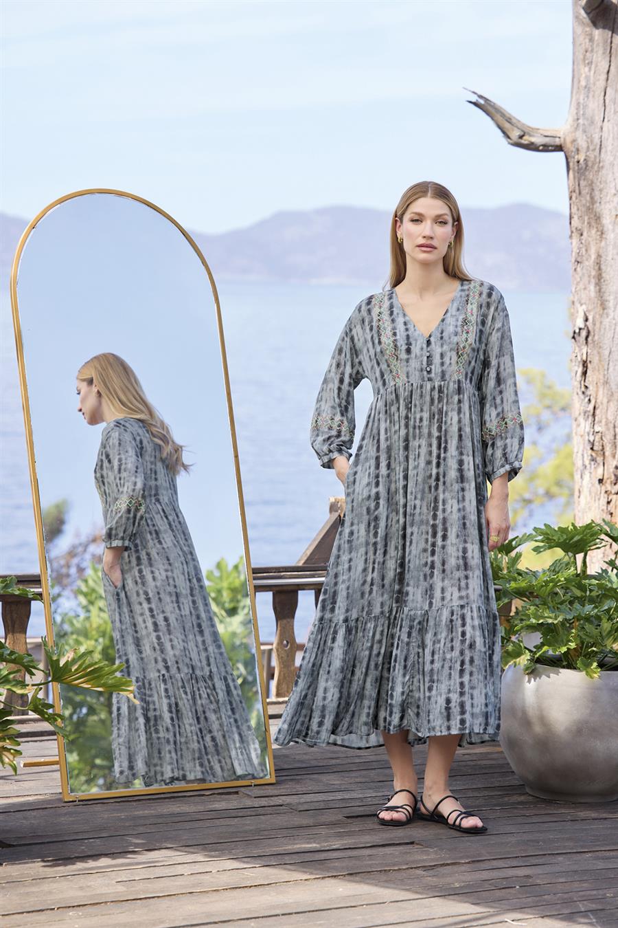 Desenli Truvakar Kollu Önü Düğmeli V Yaka Elbise