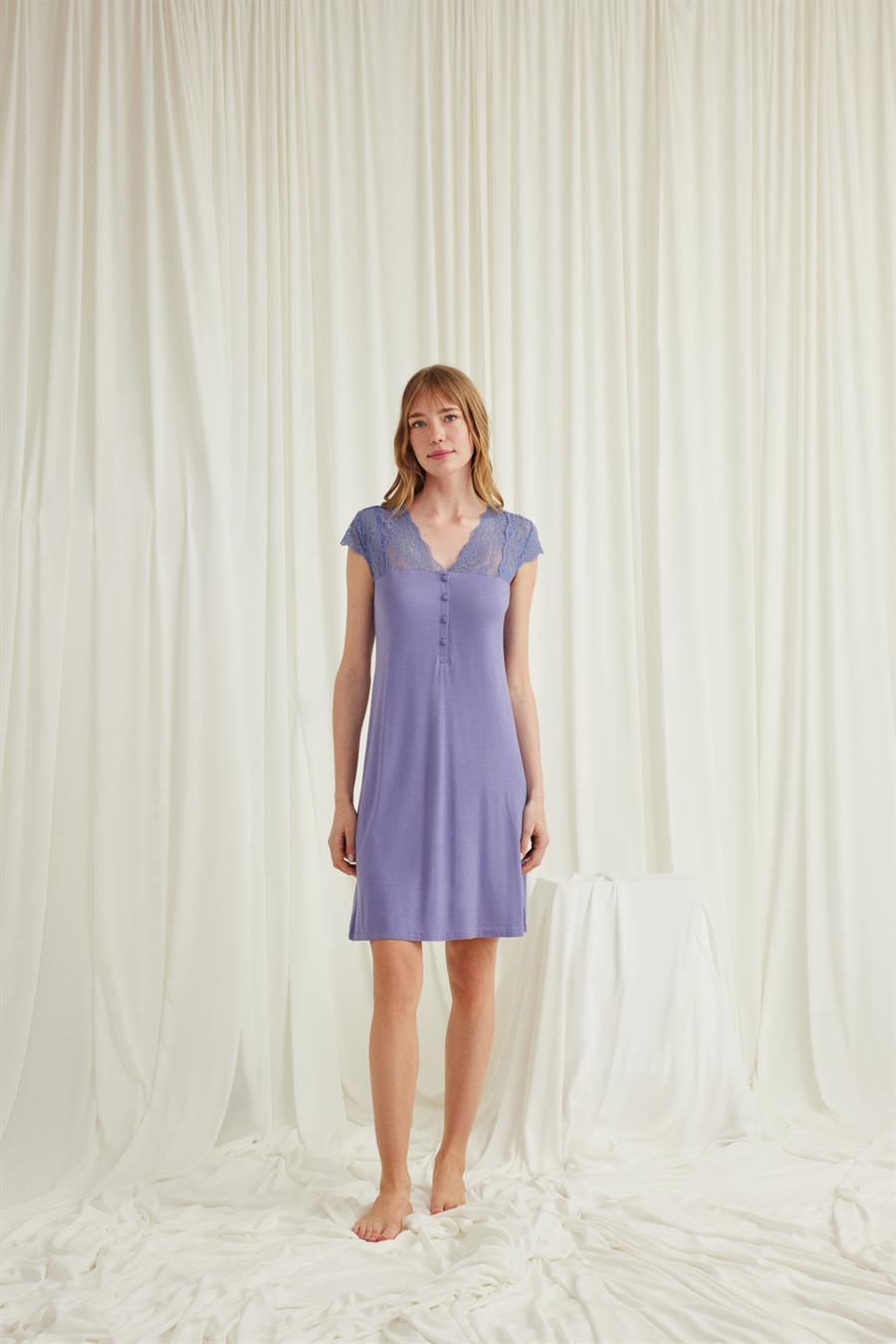 Kolu Omzu ve Yakası Dantelli Önü Düğmeli Gecelik