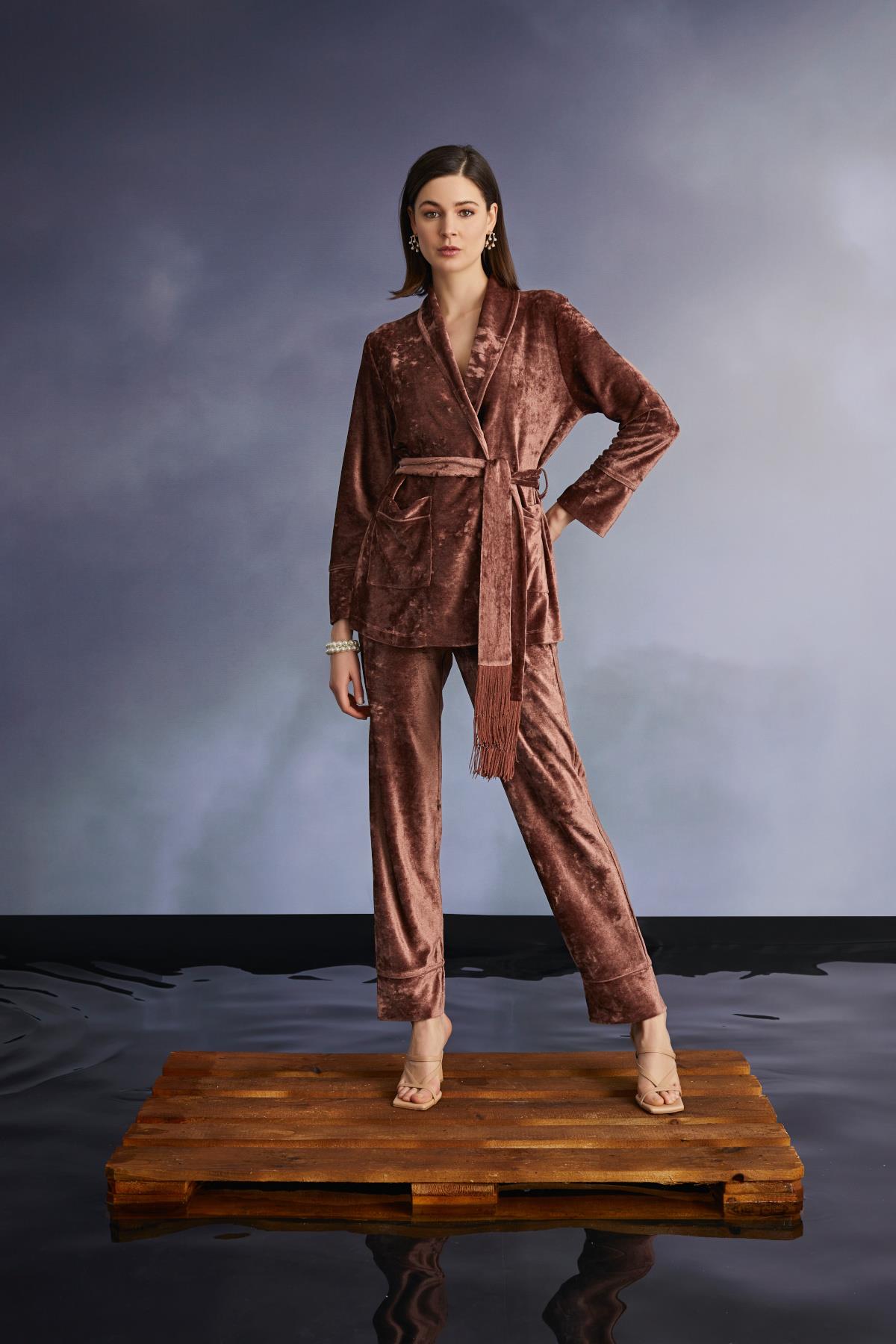Uzun Kollu Kuşaklı Kadife Pijama Takımı 22110 | Monamise