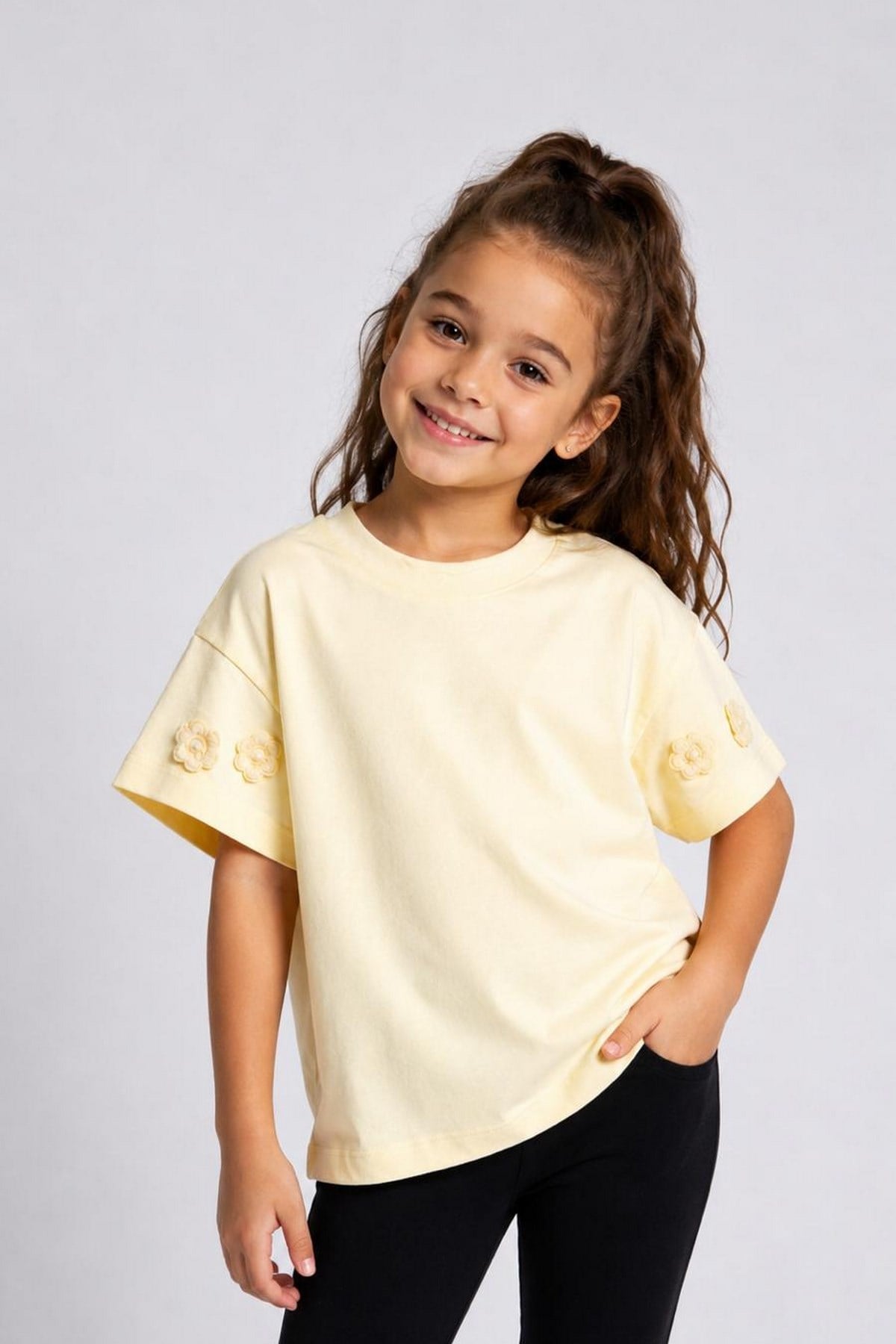 Çiçek Detaylı Kız Çocuk Basic Tshirt Açık Sarı