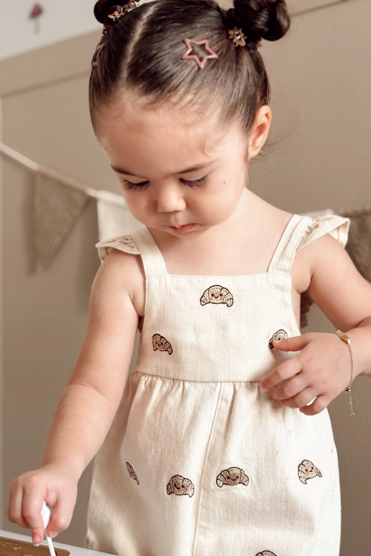 Kruvasan Nakışlı Kız Çocuk Tulum Bej