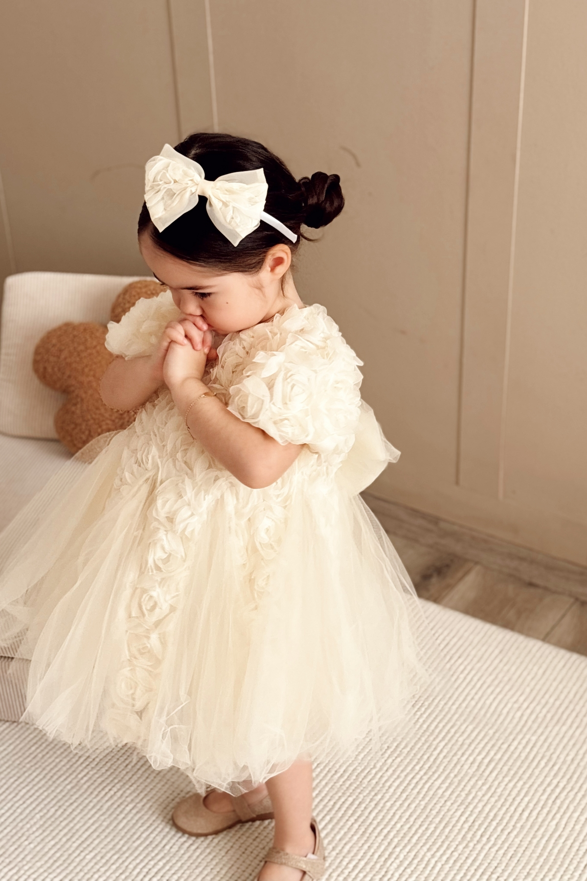 Özel Seri Gül Aplikeli Prenses Elbise Krem