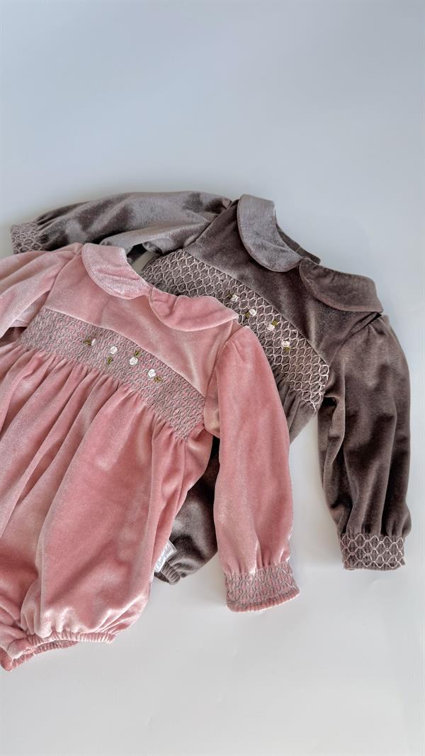 Rokoko Nakışlı Kadife Kız Bebek Tulum Vizon