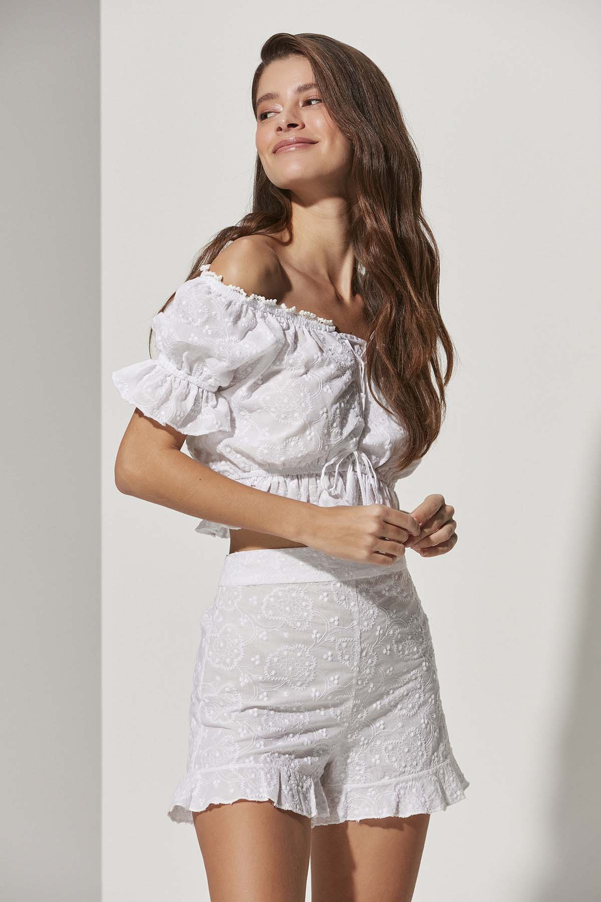 Brode Geniş Yaka Beyaz Bluz