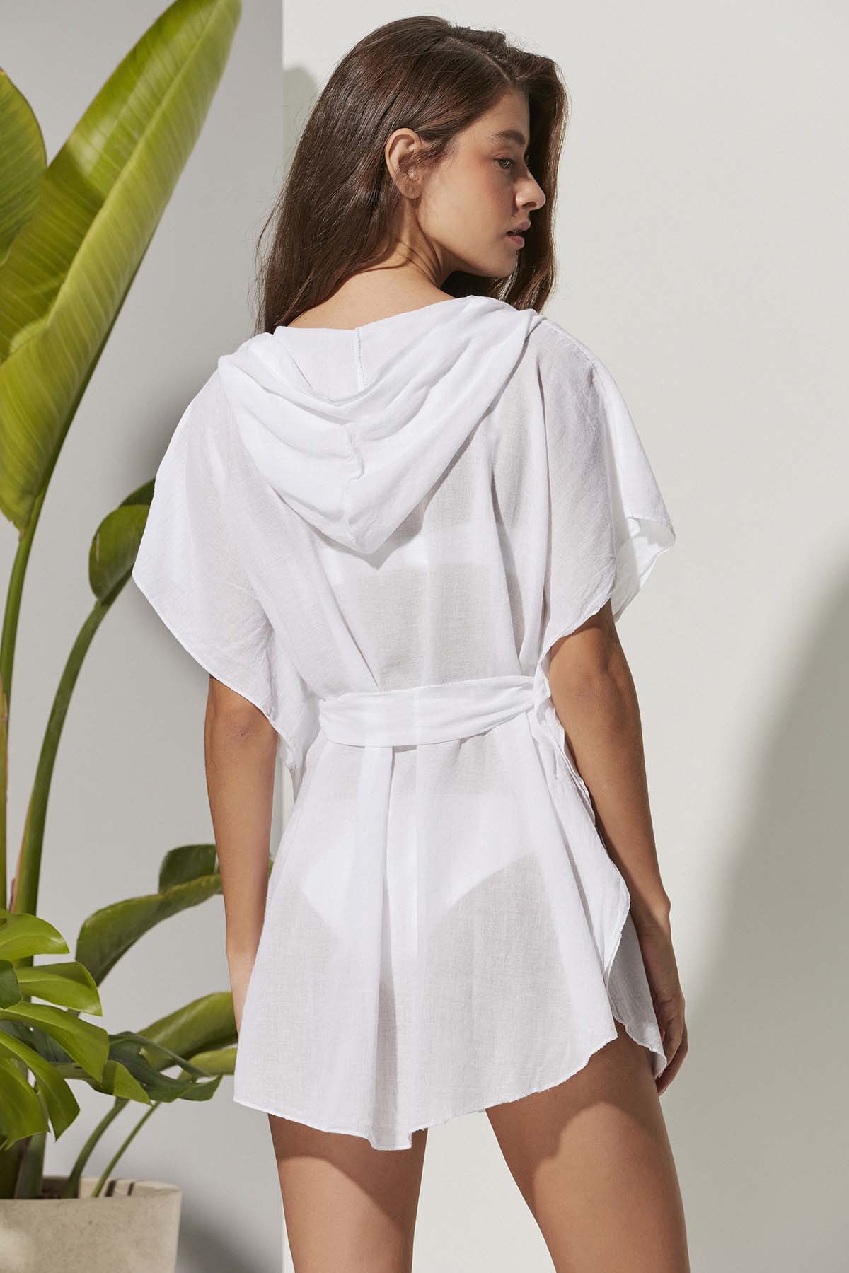 Túnica de mujer blanca con capucha