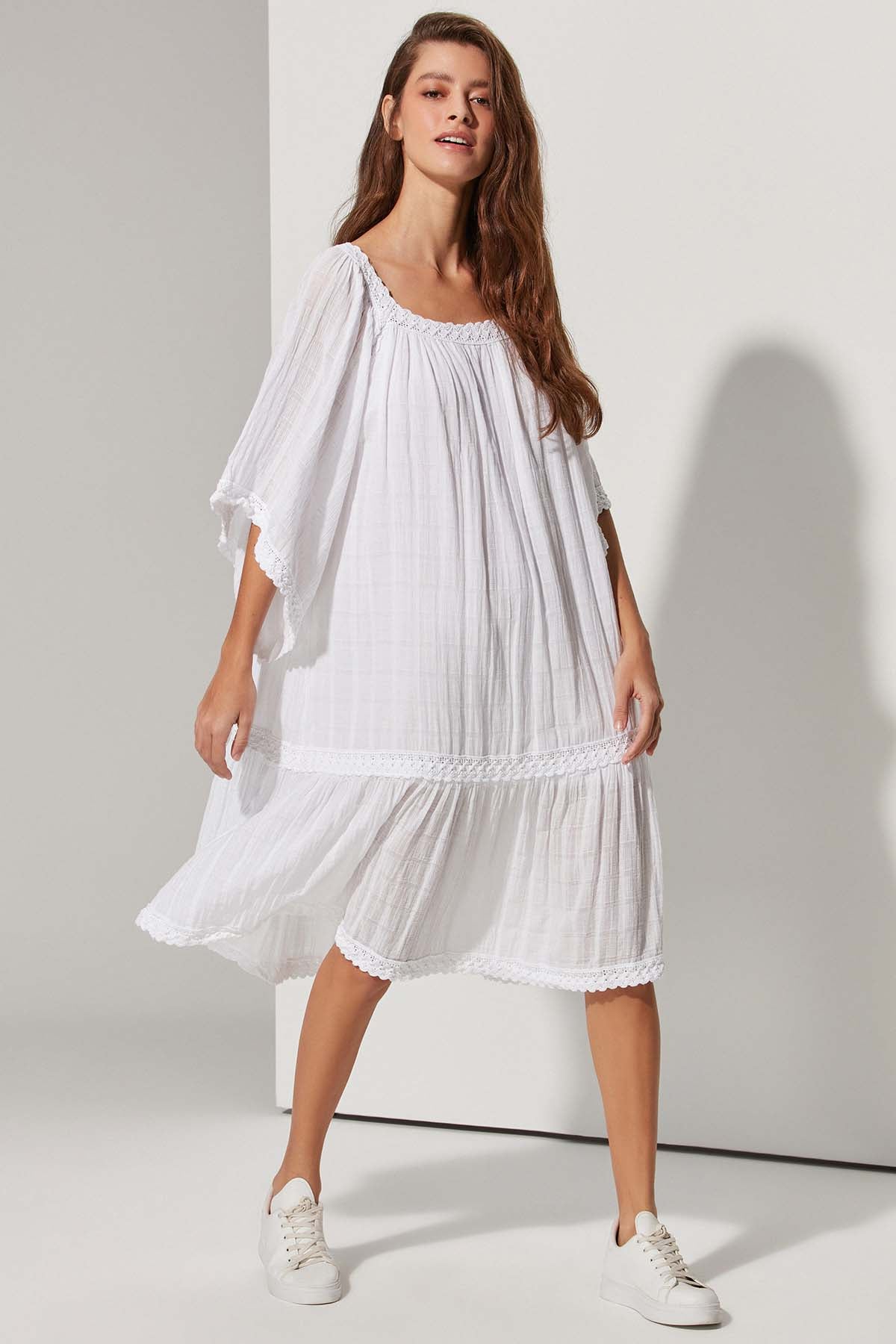 Square Collar, Wide Sleeve