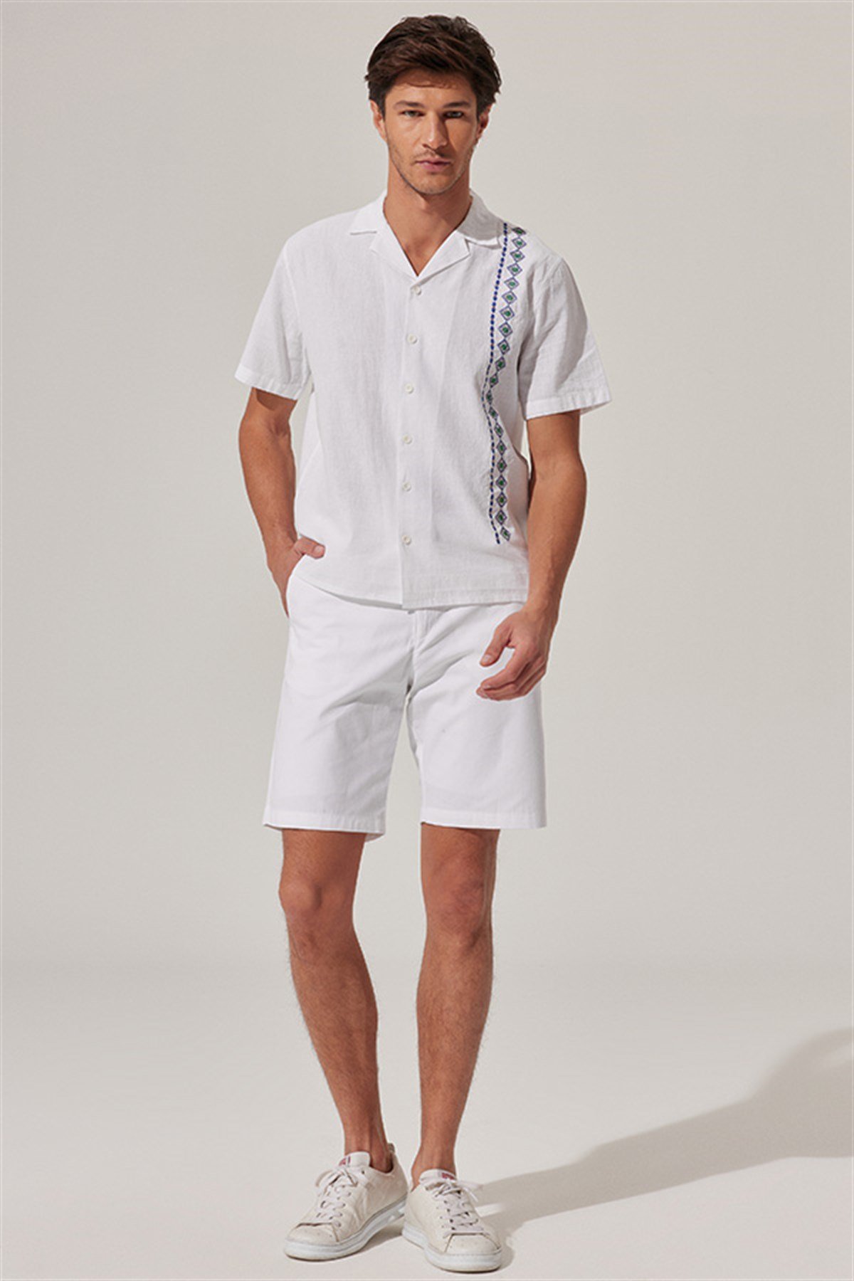 Nakış İşlemeli Kısa Kol Erkek Gömlek