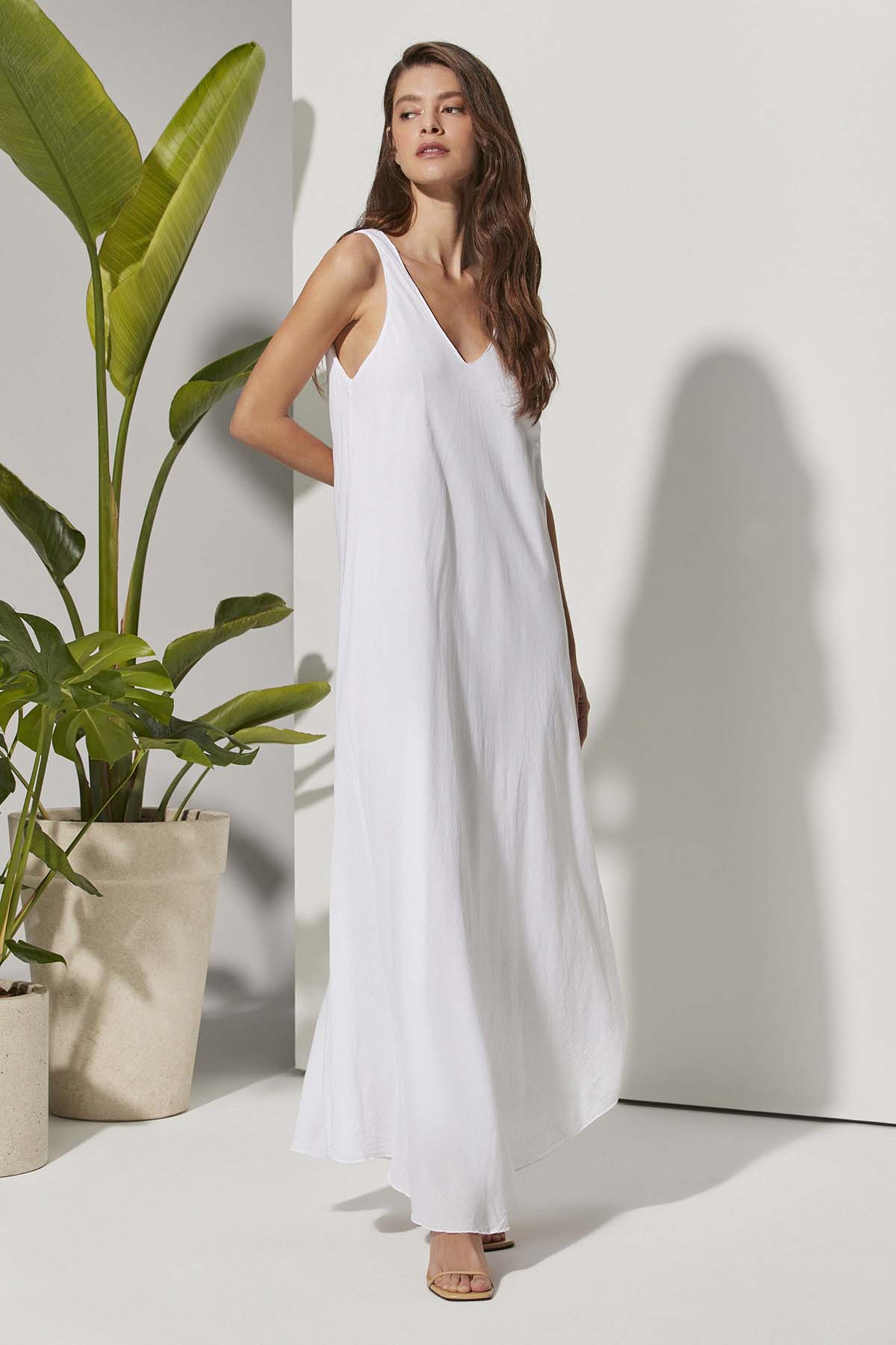 Kolsuz V Yaka Düz Elbise