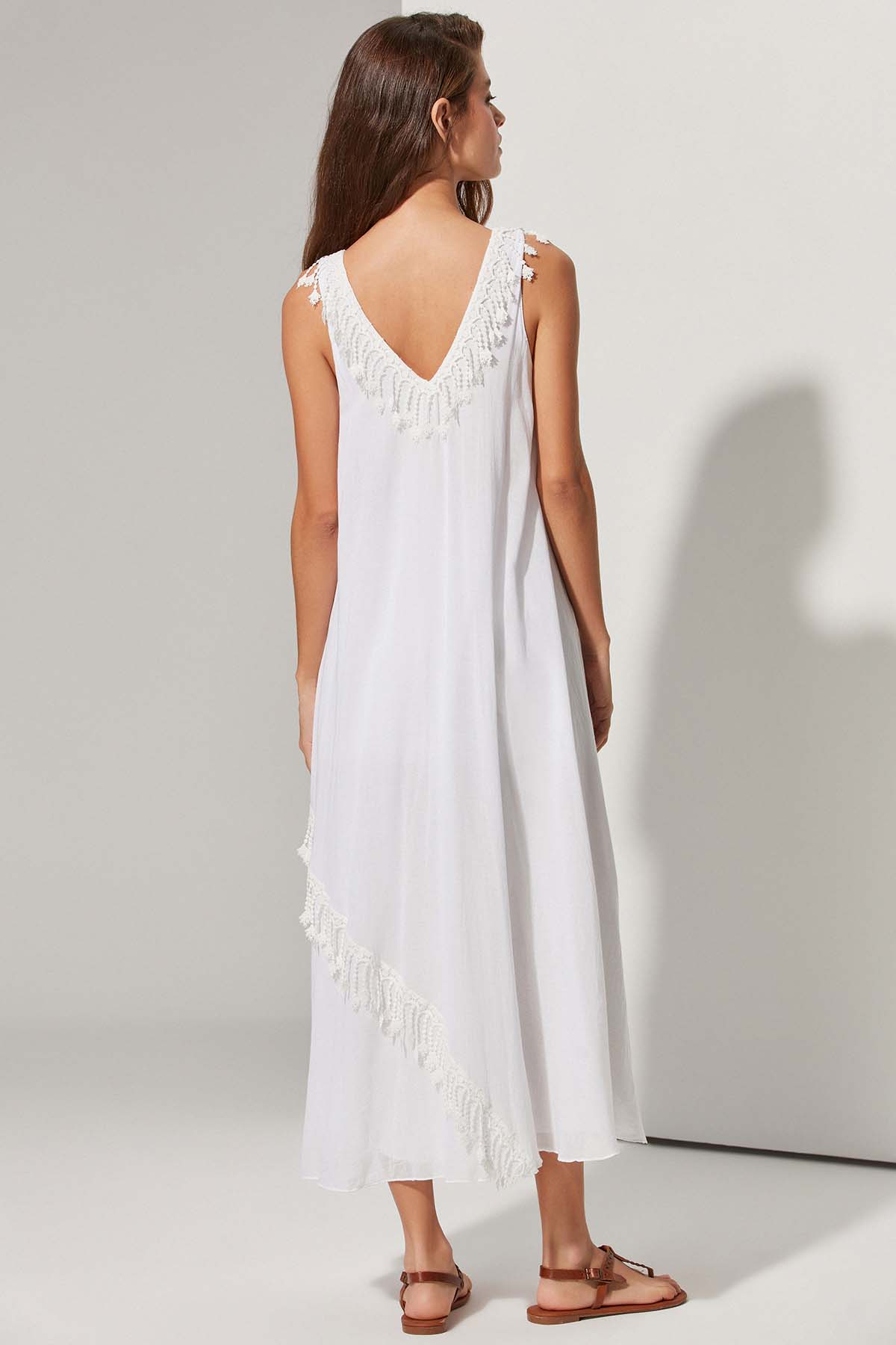 V Yaka V Sırt Beyaz Elbise