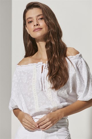 Brode Geniş Yaka Kısa Kadın Bluz