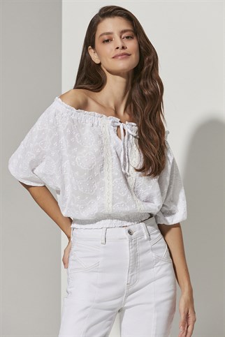 Brode Geniş Yaka Kısa Kadın Bluz