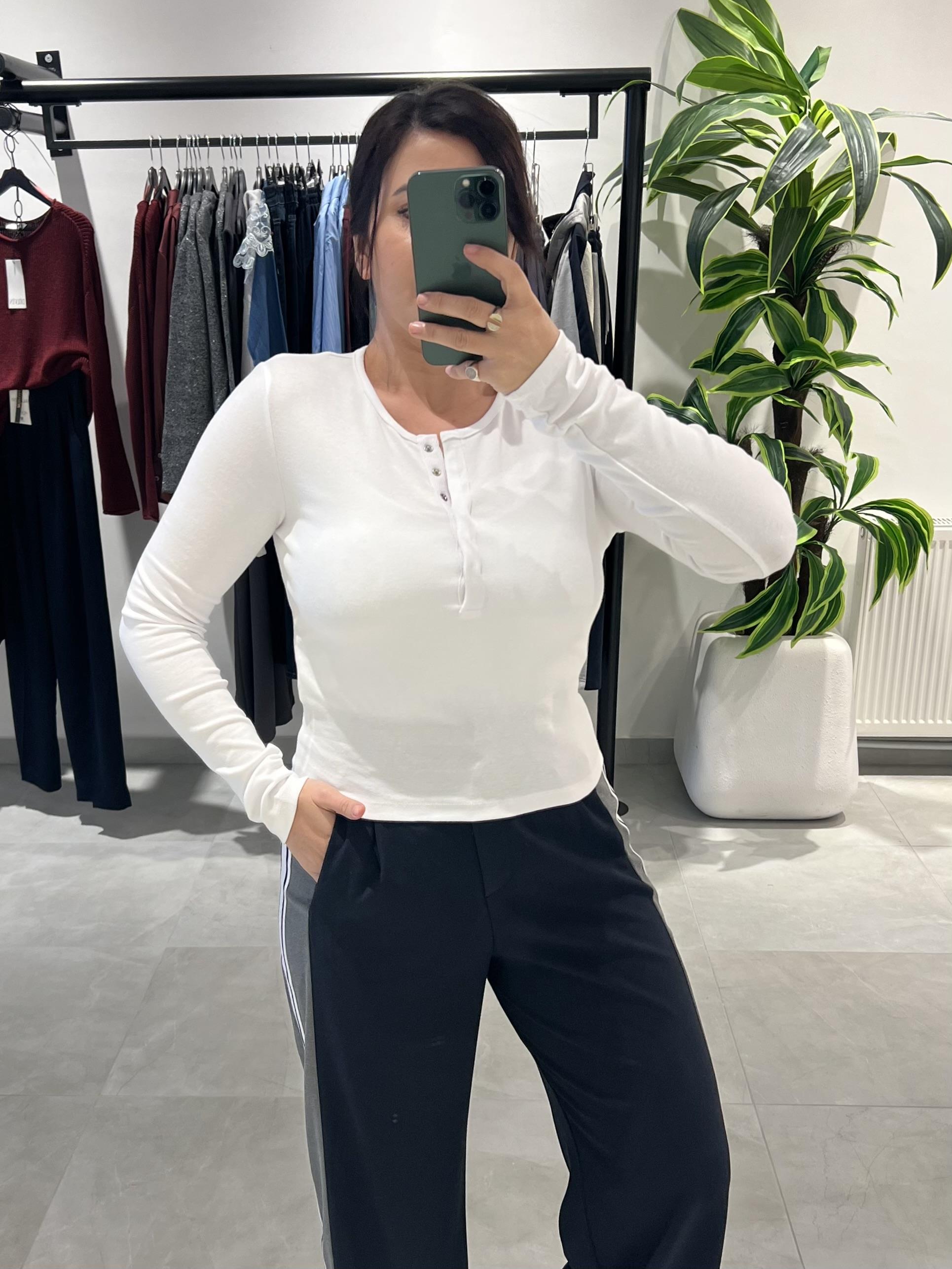 Beyaz Çıtçıt Düğme Kapamalı Basic Bluz