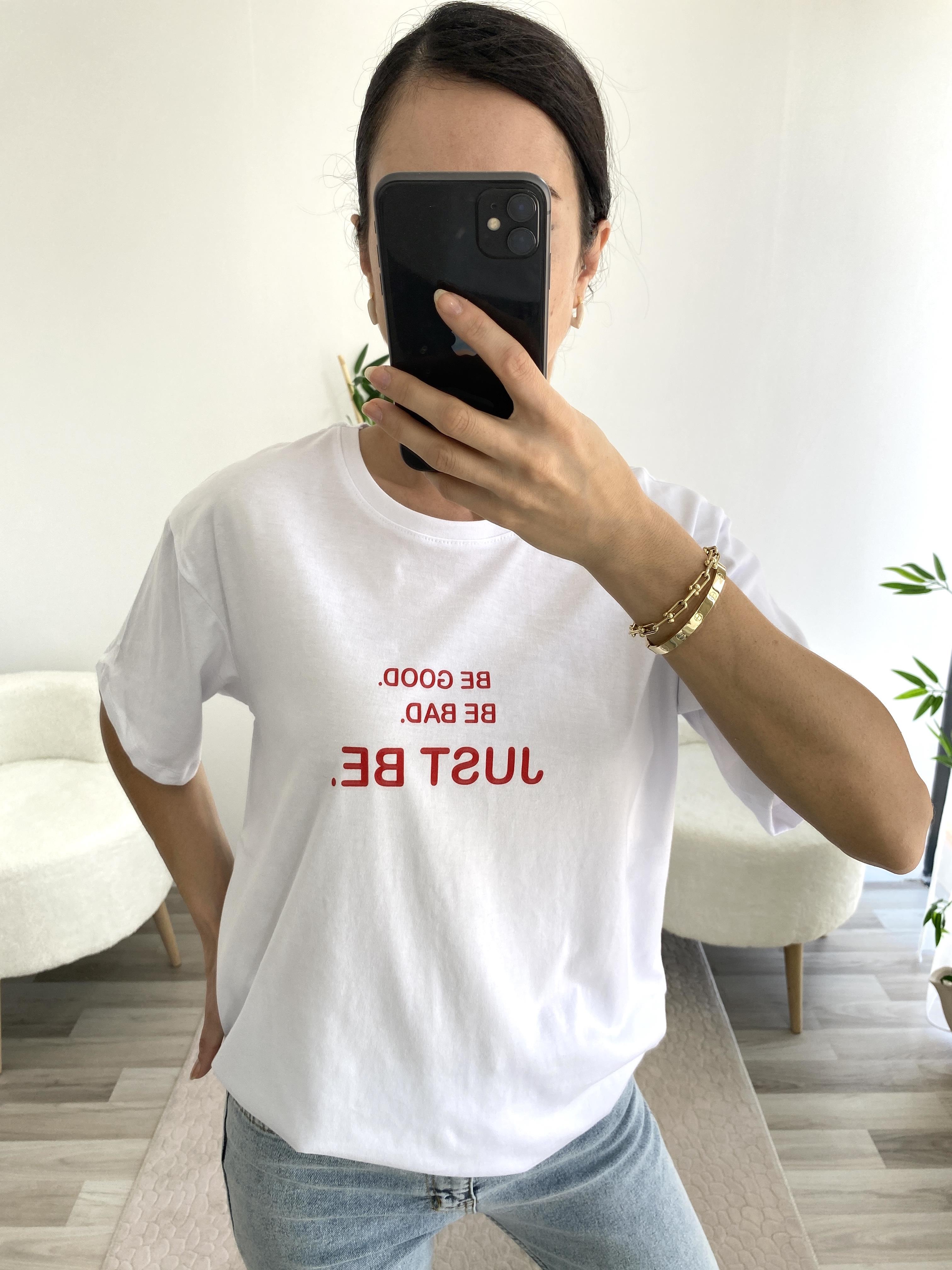 Beyaz Yazı Baskılı Tişört 