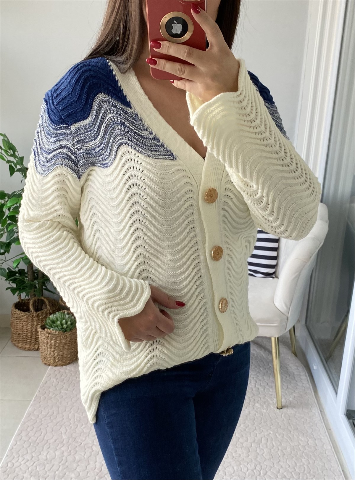 ÇİÇEK DÜĞMELİ KREM RENGİ HIRKA