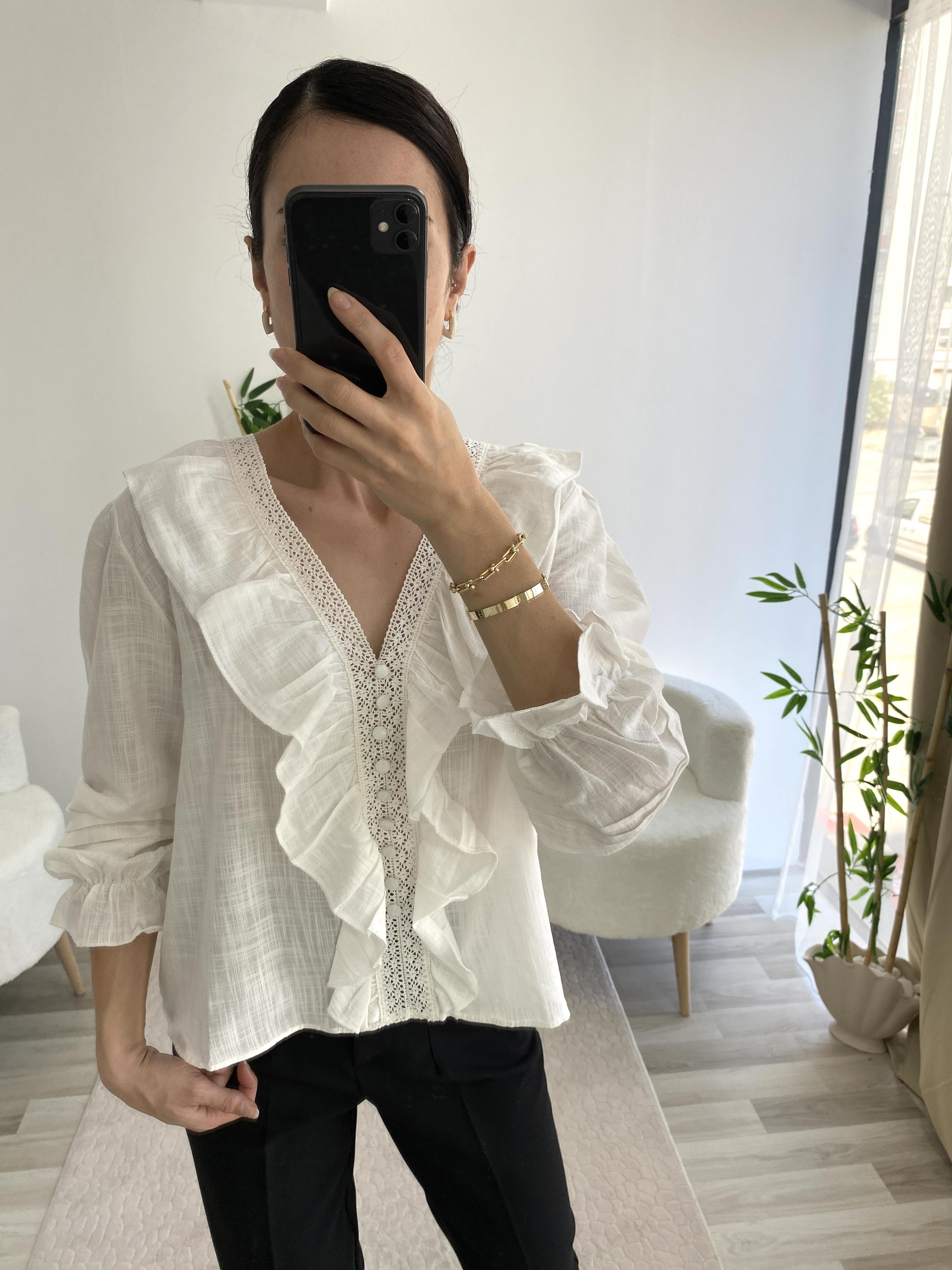 Ekru Fırfırlı Düğme Detaylı Bluz