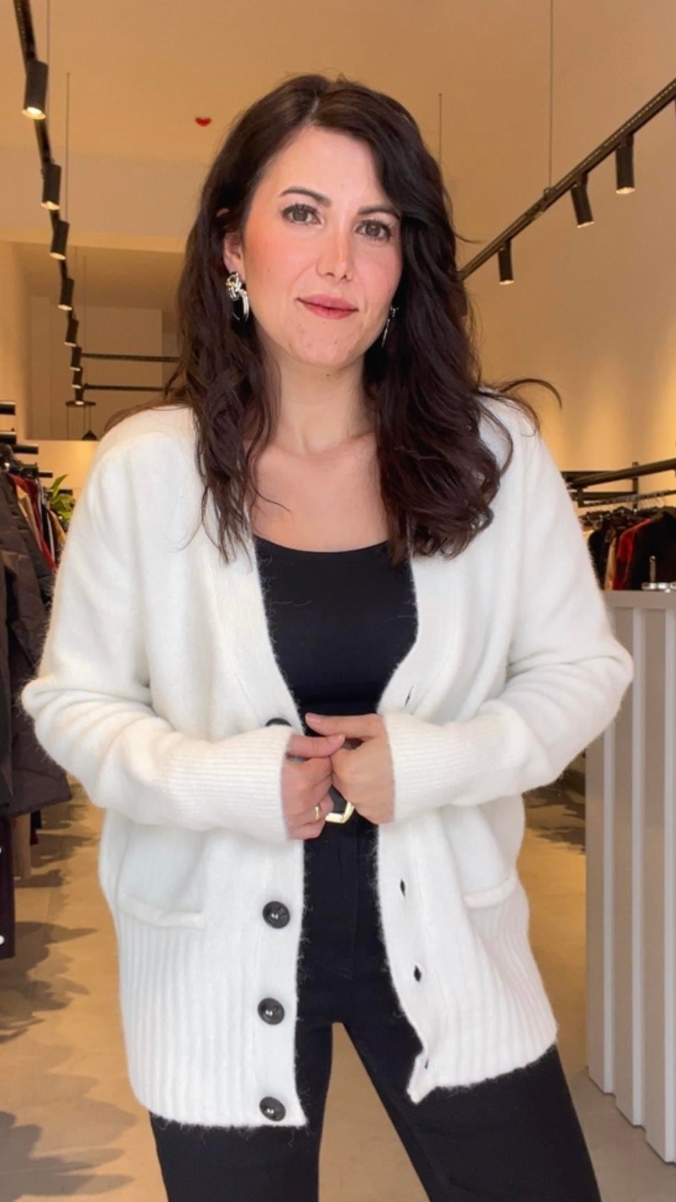 Ekru Siyah Düğmeli Hırka